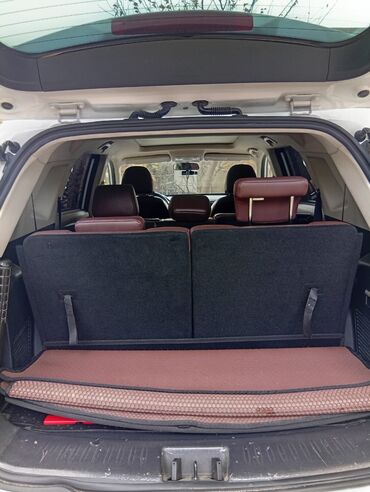 Digər Avtomobillər: VGV ağ rəngli şəhər krossoveri Xüsusiyyətlər: - Geniş xrom radiator — 10