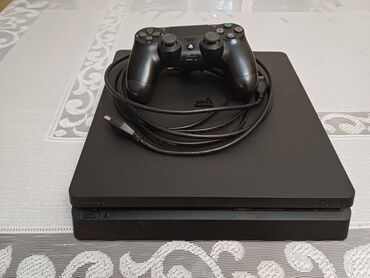 PS4 (Sony Playstation 4): Ps4 slim 1tb yaddaş 1 orjinal pult 4 oyun ideal vəziyyətdə