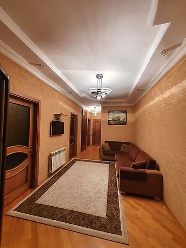 divan ortuk: Satılır : - Xalı: Uzunsov forma, krem və tünd qəhvəyi naxışlı haşiyə — 1