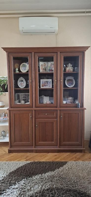 komode forma: Dvodelna vitrina iz KENT kolekcije u fantasticnom stanju Frontovi — 1
