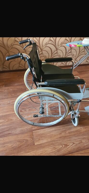 Инвалидные коляски: Продается Инвалидное кресло, в отличном состоянии. Ездила только в