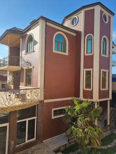 zaqatala qaqarin satilan evler: Əmircan qəs. 7 otaqlı, 380 kv. m, Kredit var, Yeni təmirli