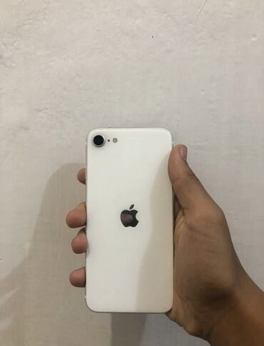 списанные айфоны: IPhone SE 2022, Б/у, 64 ГБ, Белый, Зарядное устройство, Чехол, 77 %