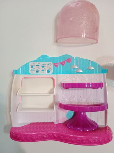 Igračke: Shopkins poslastičarnica
Poklopac se skida 
Očuvana
C — 2