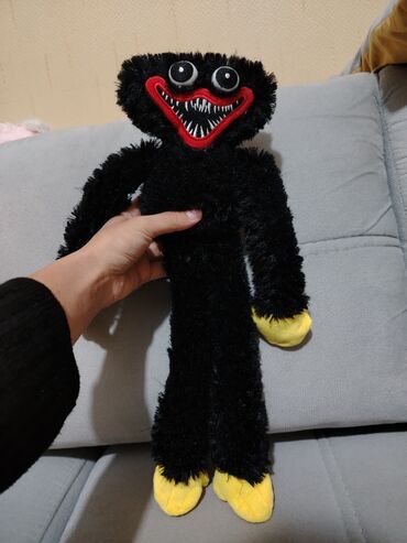 мощный игрушечный пистолет: “Huggy Wuggy". Unvan:Montin (catdirilma yoxdur)