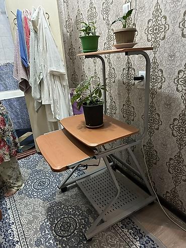 кампютерный стол: Компактный компьютерный стол на колесиках с металлическим каркасом и — 3
