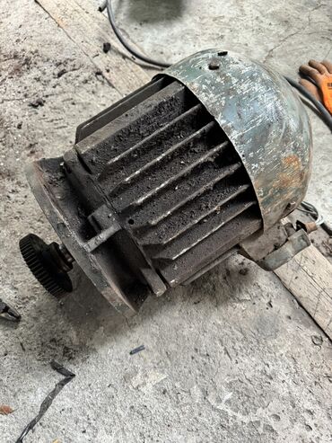 Запчасти и аксессуары для бытовой техники: Продаю Двигателя 3 фазный Асенхроный 4. КВ 1500 оборотов 5 кВ 1500 — 18