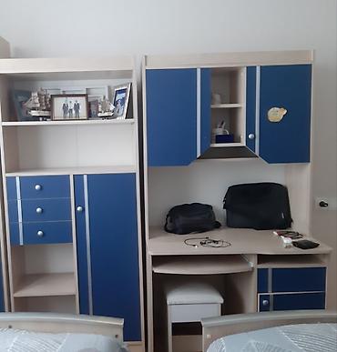 mebel satilir: Oğlan üçün, İşlənmiş, 2 təknəfərlik çarpayı, Yazı masası, Dolab — 1
