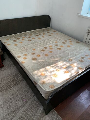 Кровати: Двухспальный диван в хорошем состоянии +есть две тумбочки