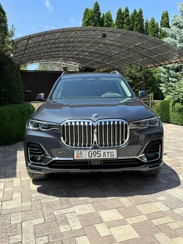 диски x7: Внедорожник BMW X7 серого цвета. Этот автомобиль сочетает в себе