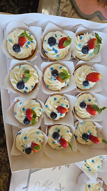 Кондитерские изделия, сладости: Десерты на заказ: капкейки и цифро‑торт. - Капкейки в золотых — 1