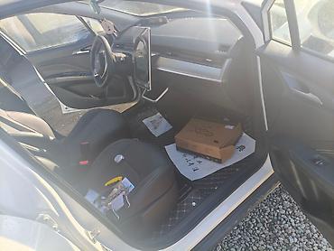 Другие автомобили: NETA V — компактный пятидверный электрический кроссовер в белом цвете — 5