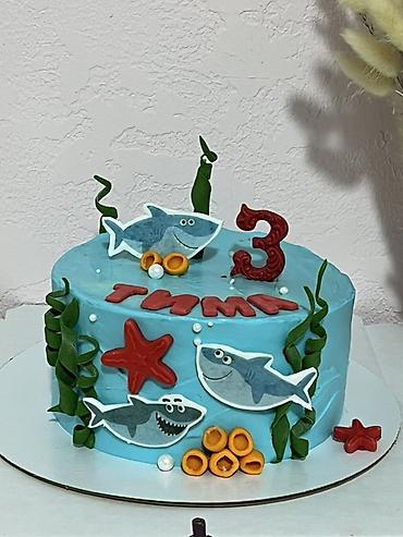 Кондитерские изделия, сладости: Двухъярусный праздничный торт, выполненный в нежных розовых тонах — 4