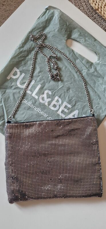 crni sako kombinacije zenski: Pullbear srebrna torbica za izlaske, sa lancem za rame, dimenzija