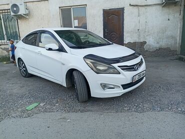 кия салярис: Белый седан Hyundai Accent, представленный в современном дизайне