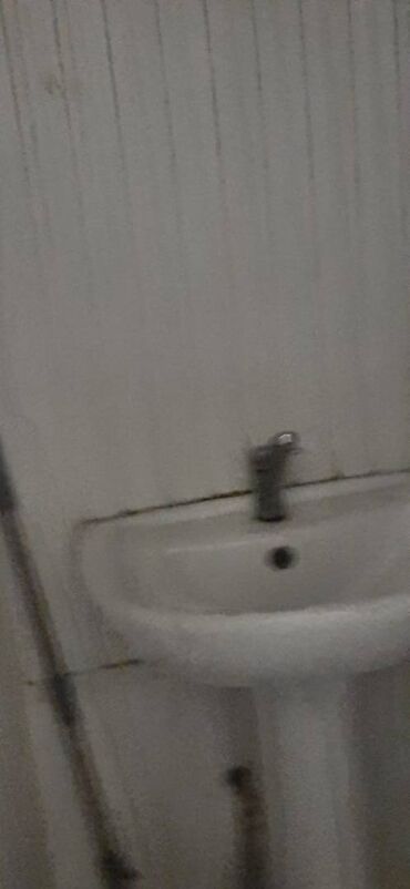 Ofislər: Nərimanov metrosuna yaxın 9 mərtəbəli binanın 1-ci mərtəbəsində — 9