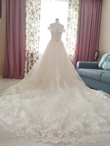 продается свадебное платье: Продаю свадебное платье размер 44-46 цвет Айвори