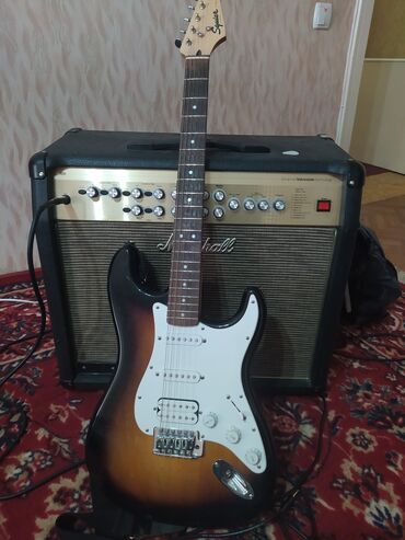 Гитары: Продаю Fender Stratocaster Squier S-S-H все работает и исправно. Чехол
