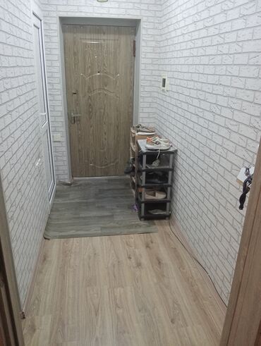 Otaqların uzunmüddətli kirayəsi: - Mətbəx: Parlaq ağ üst şkaflar və boz alt modullar, qranit tipli iş — 6