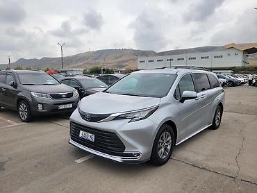 mini v: Toyota Sienna: 2022 г., 2.5 л, Вариатор, Гибрид, Минивэн — 1