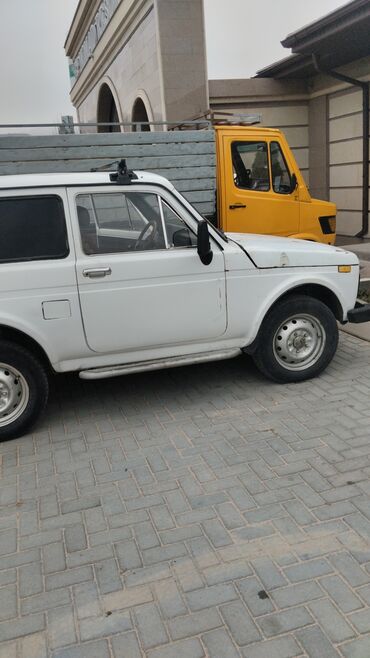 консоль гольф 4: ВАЗ (ЛАДА) 4x4 Нива: 1999 г., 1.6 л, Механика, Бензин, Седан