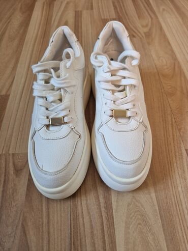 зимные кроссовки: Продаю белые ботасы в хорошем состоянии почти новые. Размер 37