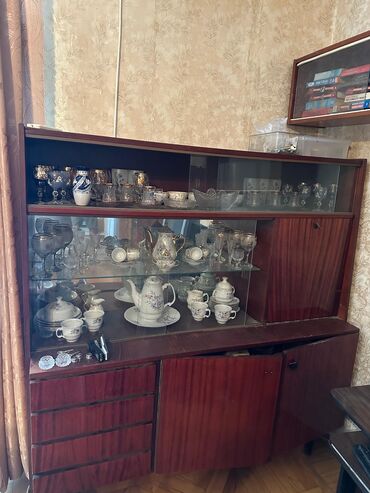 Çarpayılar: Qədimi servant əla vəziyyətdədir. 50 azn Ünvan İçərişəhər