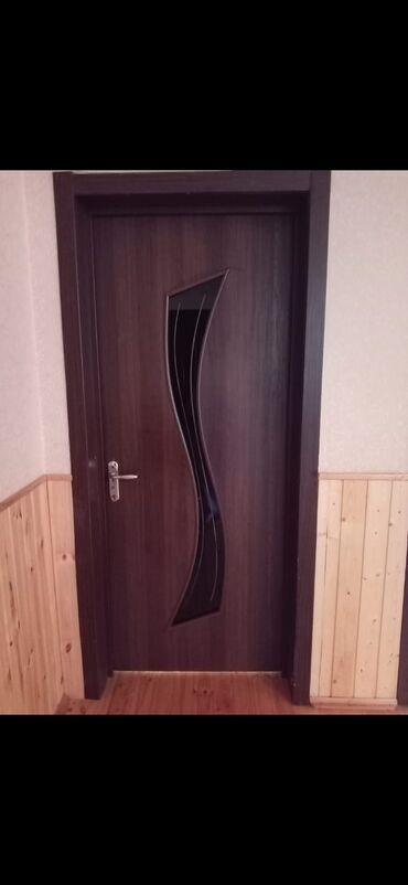Otaq qapıları: 6 eded qapi satilir olcu Eni 0.95sm Uzunu 2.10 4 eded tam saglamdi
