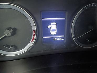 Продажа авто: Белый 4‑дверный седан компакт-класса. Основные особенности: - Кузов — 3