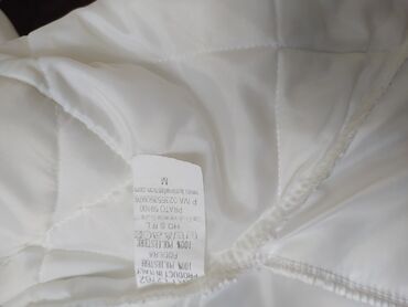 Демисезонные куртки: Продаю шикарную белоснежную курточку, производство Италия,размер — 7