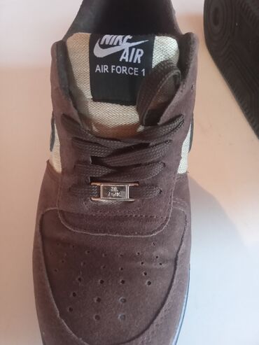 Patike i sportska obuća: Nike patike. Markirane, kupljene u naik šop. Broj 43 braon boj,e