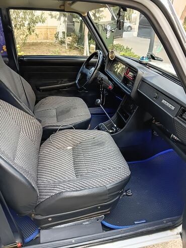 VAZ (LADA): VAZ 2107, ağ rəng, sedan. Xüsusiyyətlər: - Kuzov: 4 qapılı sedan — 8