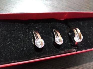 сережки и кольцо: Продаю комплект серебряные серьги с кольцом,носили только раз Возможен