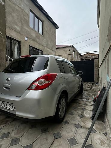 nissan tida arxa stop: Nissan Tiida sedan, gümüşü rəng. - Kuzov: 4 qapılı sedan, orijinal — 5