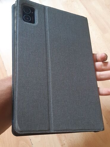 Modio: Funksional tablet, qara rəngli qutuya malikdir. Cihazın arxasında iki