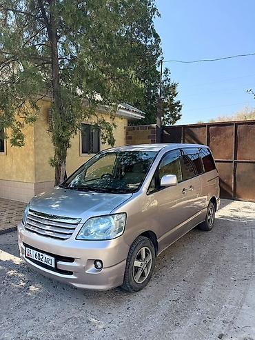 Toyota: Toyota Noah: 2003 г., 2 л, Автомат, Бензин, Минивэн — 4