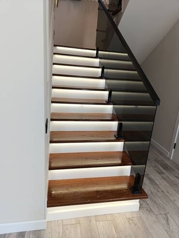 Деревянные лестницы: Деревянная лестница Для дома, Бесплатная консультация, Вид дерева: Грецский орех, Стиль: Хайтек — 26