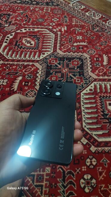 наушник akg: Смартфон Redmi note 13 pro 5G, выполненный в черном цвете, предлагает