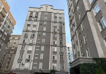 срочно продаётся 1 комнатная квартира в районе ошского рынка по улице кенсуйская: 3 бөлмө, 70 кв. м, Элитка, 10 кабат, Дизайнердик ремонт