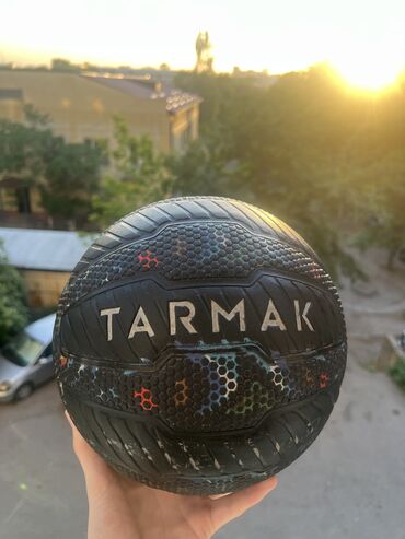 Мячи: Мяч Tarmak б/у Состояние 9/10 Мяч для игры на асфальте, все надписи