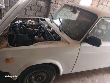 фары ist: Автомобиль ВАЗ, классическая модель белого цвета. Под капотом видно