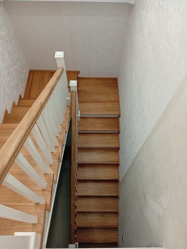 Деревянные лестницы: Деревянная лестница Для дома, Вид дерева: Грецский орех, Форма лестницы: Прямая, Стиль: Классический — 31