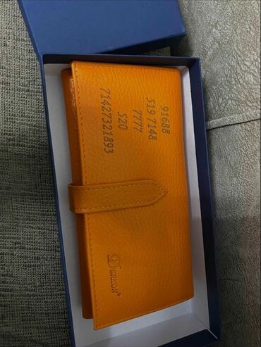 Portmone, pulqabıları: Pul qabı .uzeri yaşam çiceyi ve xususi pul kodları ile işlemeli .temiz — 10