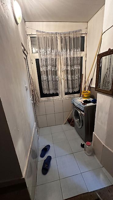 bakıda: Xətai rayonu Əhmədli qəsəbəsi 5 mərtəbeli binanın 3 cü mərtəbəsində 2 — 9