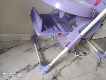 uşaqlar üçün yemək masası: Uşaqlar üçün nəzərdə tutulmuş, bənövşəyi rəngdə, yemək masası ilə