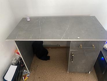 study table: Письменный/компьютерный стол с тумбой в сером каменном декоре. - — 2
