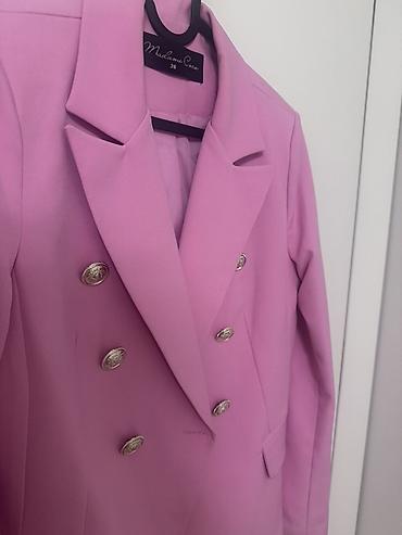 puder roze sako: Ženski sako Madame Coco, veličina 36. 
Al je realno 38
Dugmići zlatni — 1