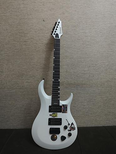 Gitaralar: Ağ rəngli elektrik gitara komplekti təqdim olunur. Dəstə şəkildə — 2