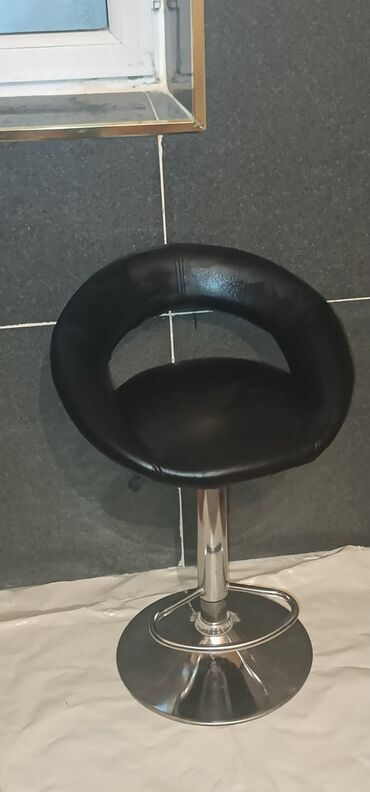 kreditle stul: Qara rəngdə, dəri örtüklü, ayaqaltısı olan bar stulu. Hündürlüyü