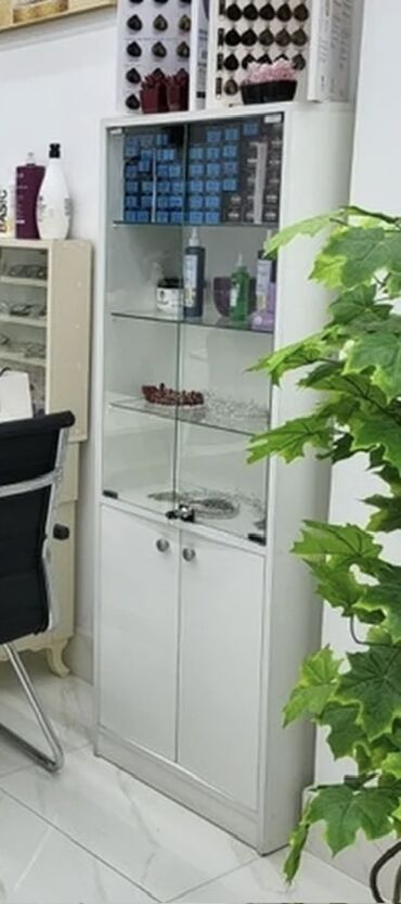 вешалка из дерева: Стеклянная витрина-шкаф